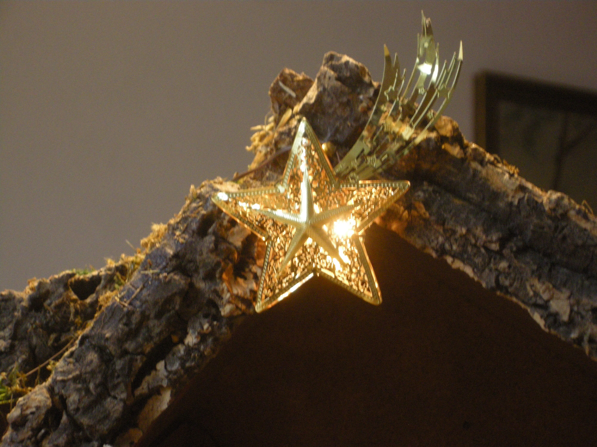 WeihnachtsKrippe-und-HolzFiguren--Stern-DSCN1029